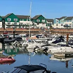 Seaview Apartment With Parking