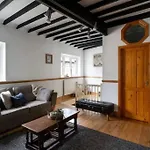 Classy Two Bed Home - Close To Town Centre & Beach
