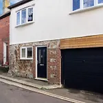 Classy Two Bed Home - Close To Town Centre & Beach