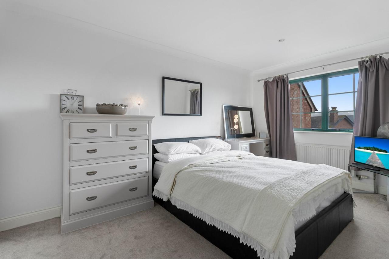 Marina Retreat Waterfront Apartment