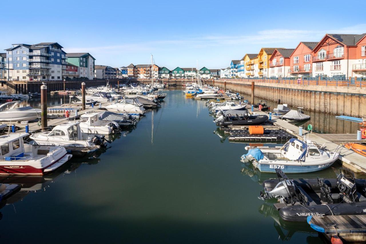 Marina Retreat Waterfront Apartment *
