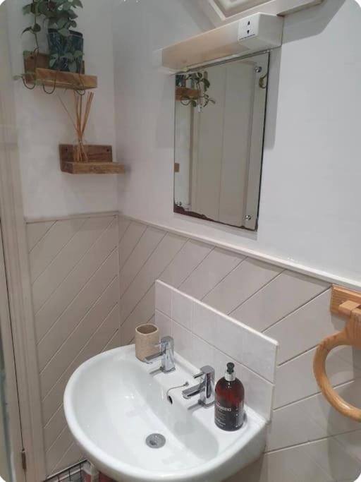 Classy Two Bed - Close To Town Centre & Exmouth