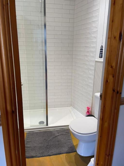 Classy Two Bed - Close To Town Centre & *