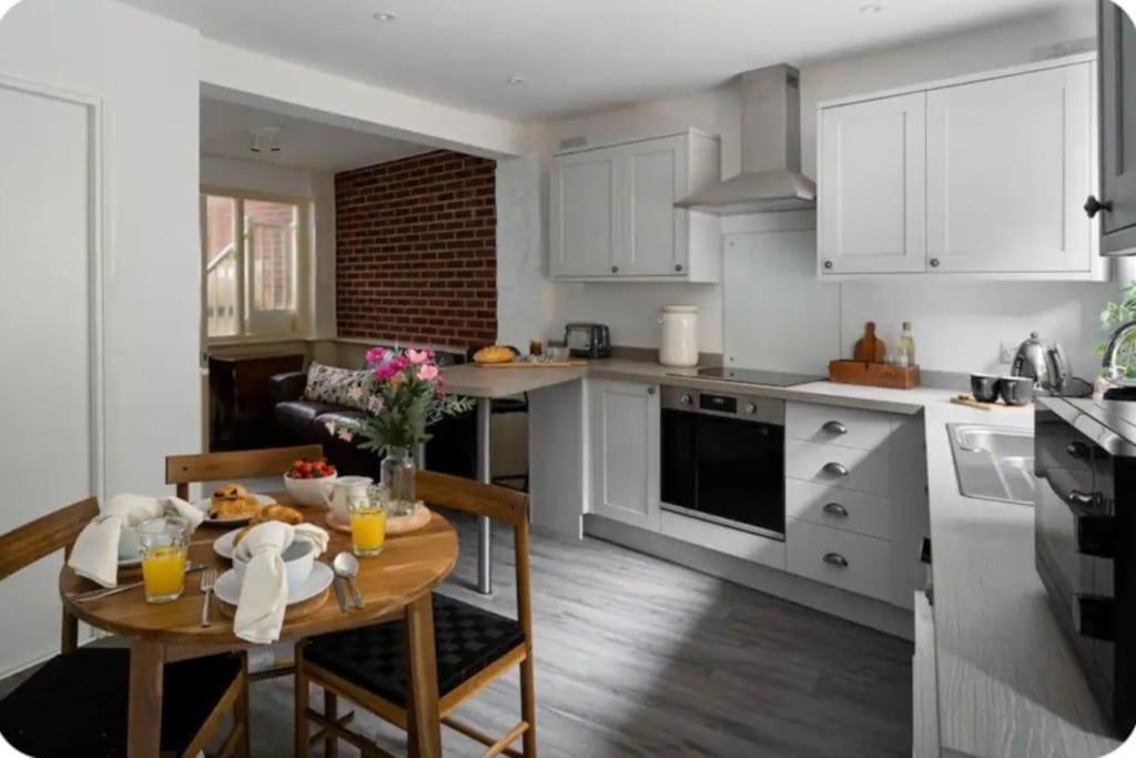 Classy Two Bed - Close To Town Centre & Exmouth