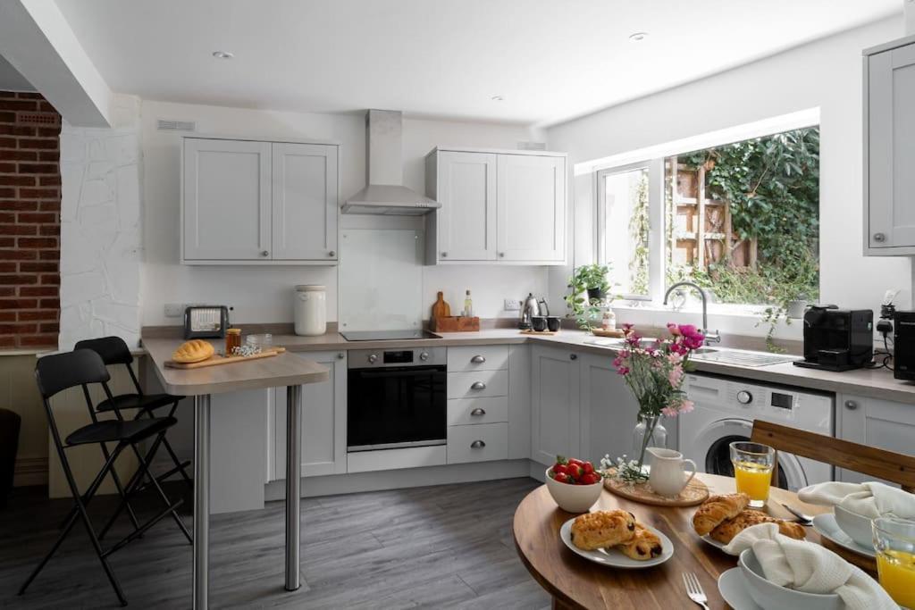 Classy Two Bed - Close To Town Centre & * Exmouth