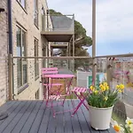 No 7 Rolle Gardens