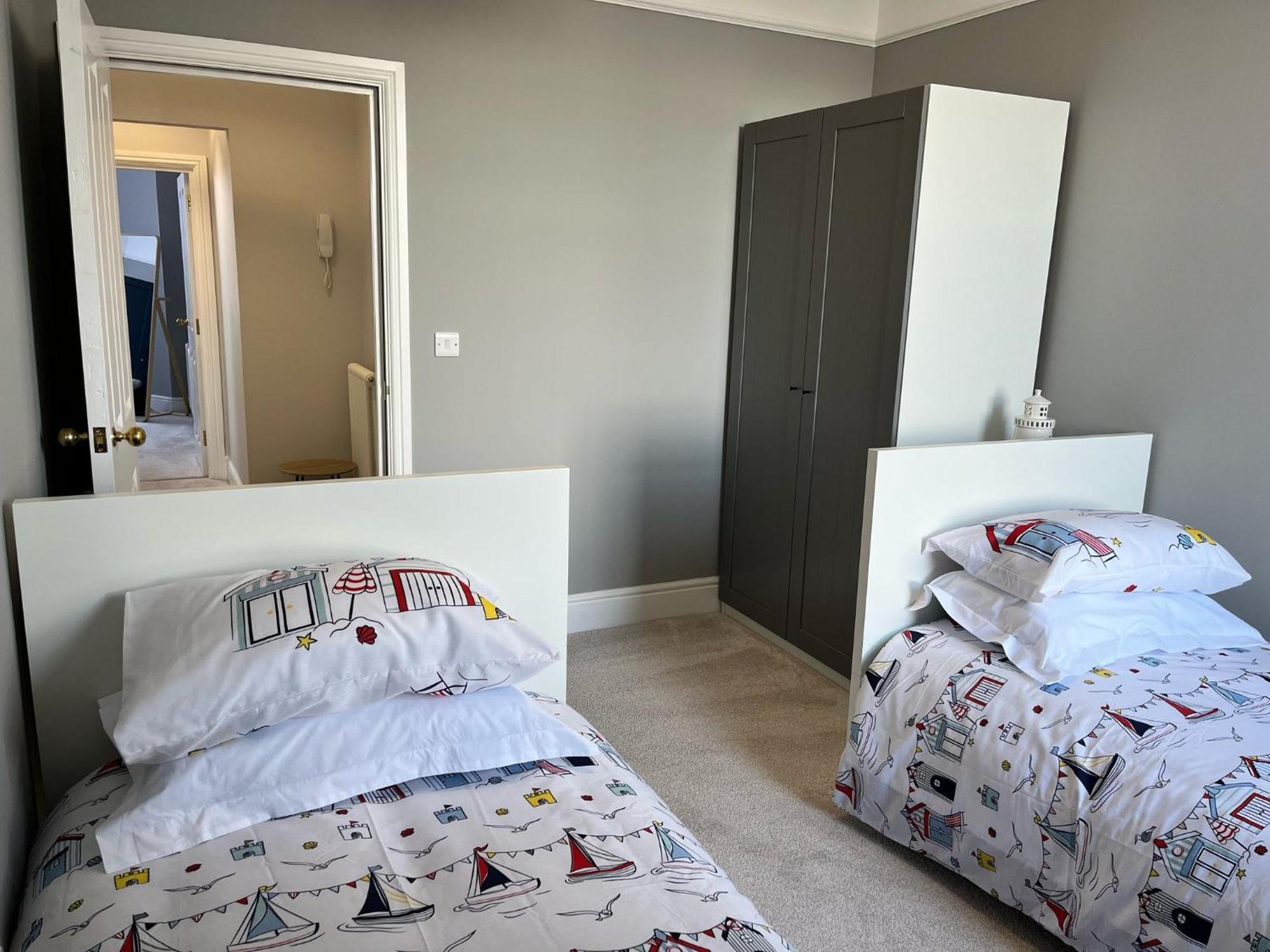2 Bedroomed Seaview Stones Throw From The Or Town! Apartment *