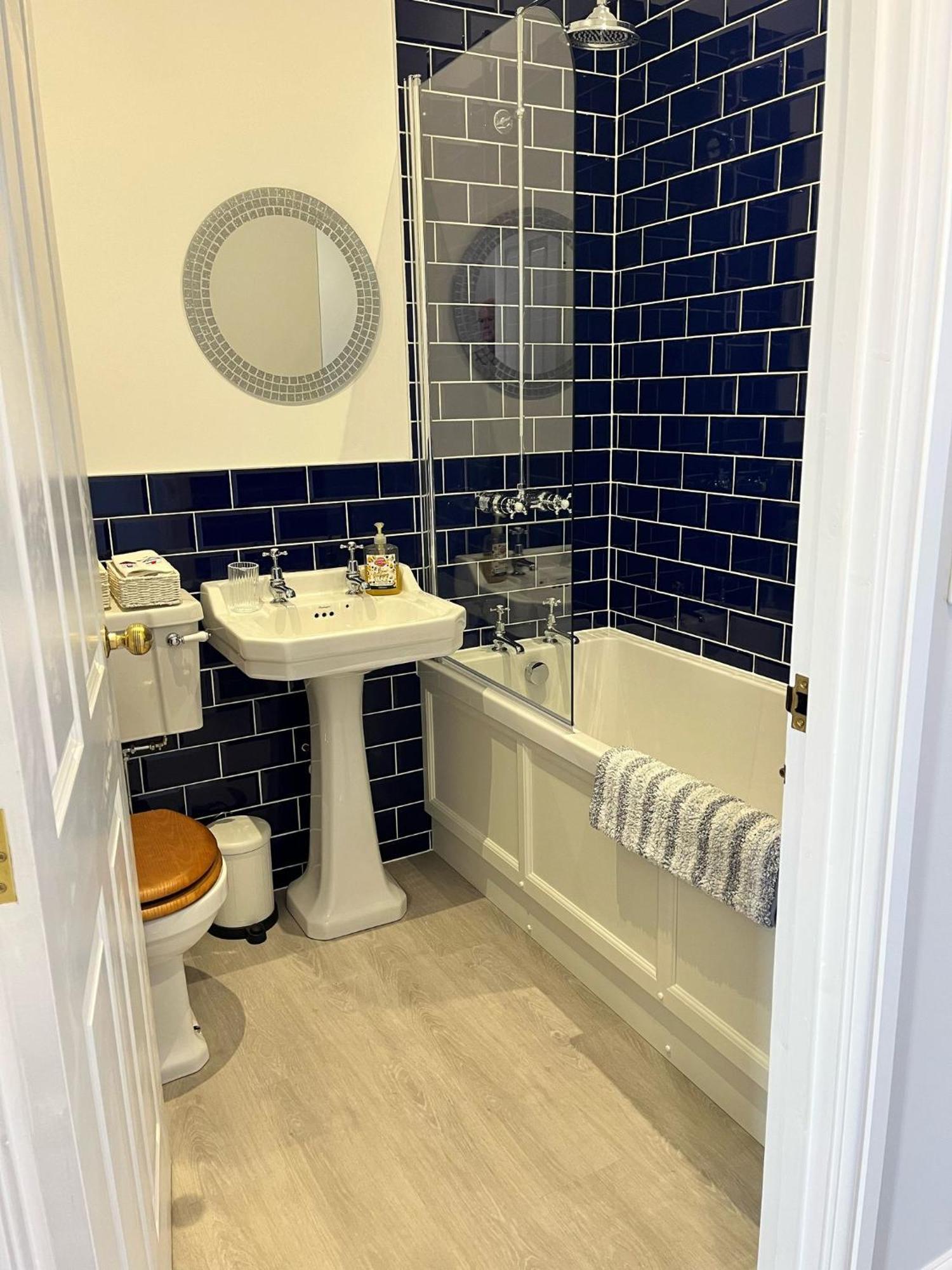 2 Bedroomed Seaview Stones Throw From The Or Town! Apartment