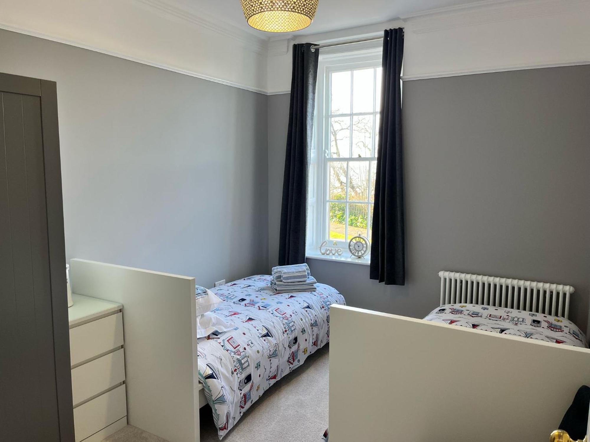 Apartment 2 Bedroomed Seaview Stones Throw From The Or Town! *