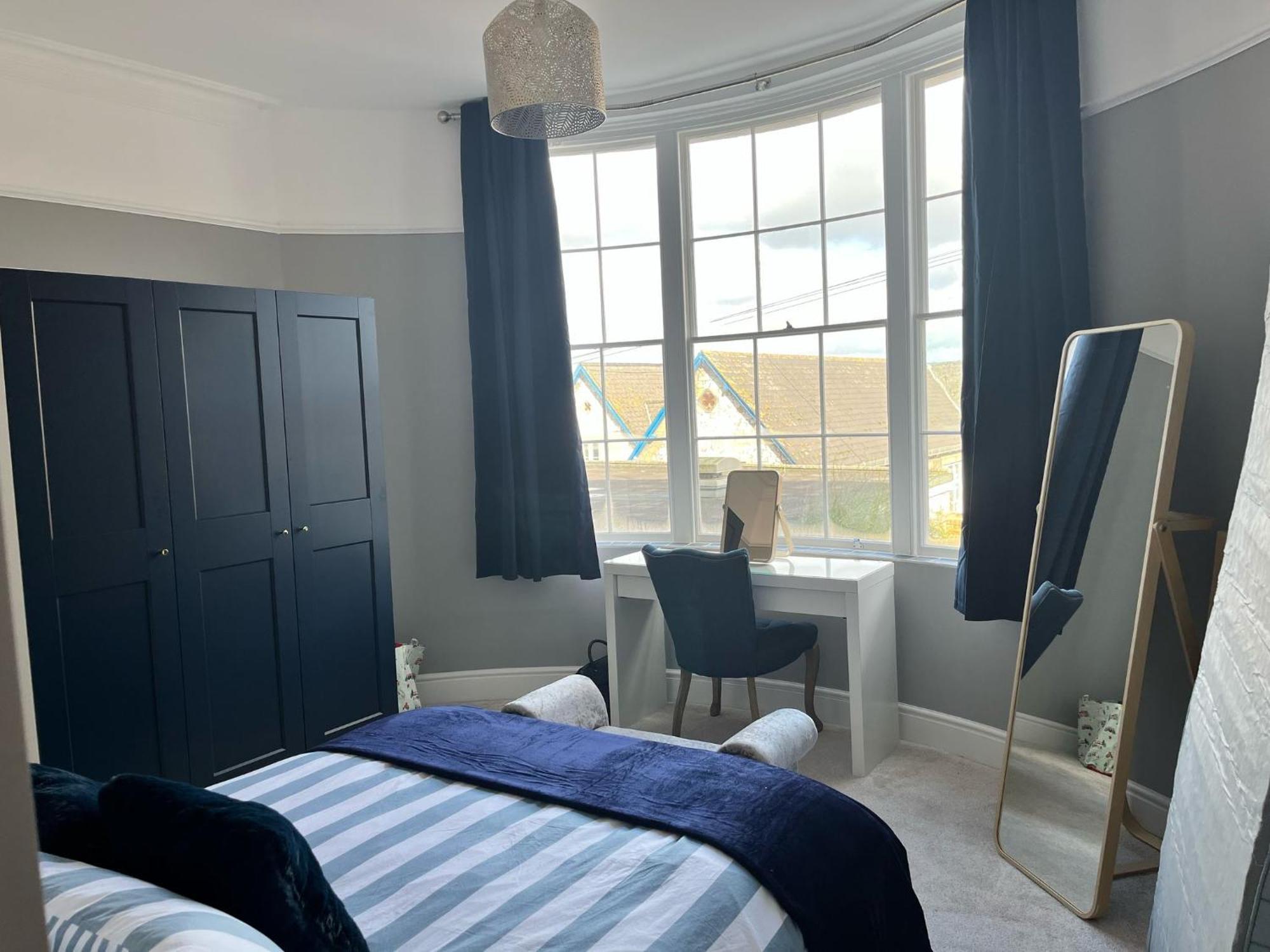 Apartment 2 Bedroomed Seaview Stones Throw From The Or Town!