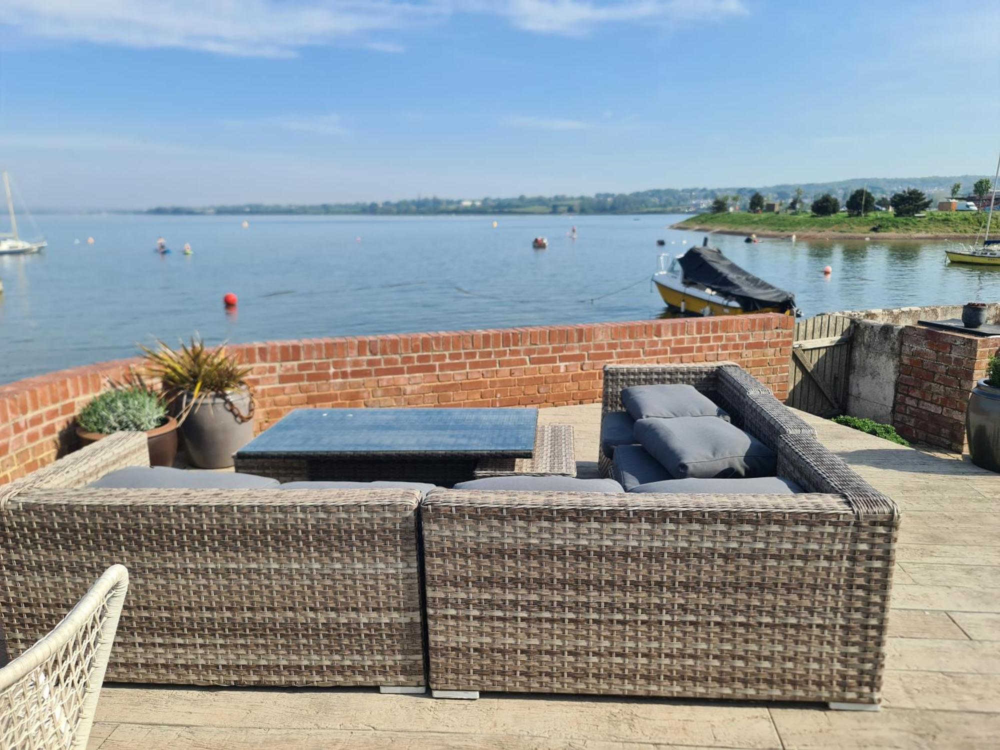 Luxury Beachfront Cockles-sea View-private Parking For 2 Cars-sleeps 10 Holiday home
