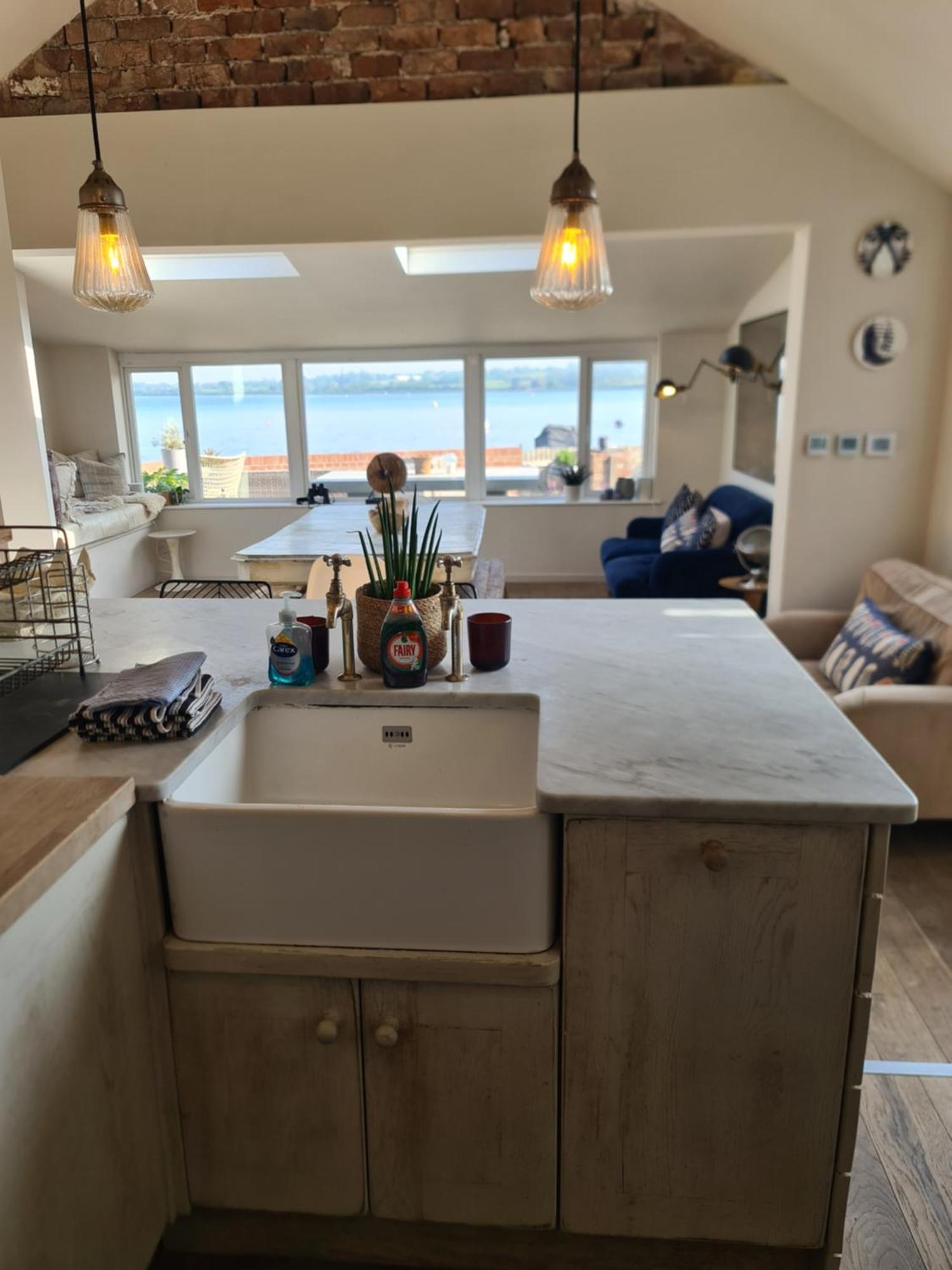 Luxury Beachfront Cockles-sea View-private Parking For 2 Cars-sleeps 10