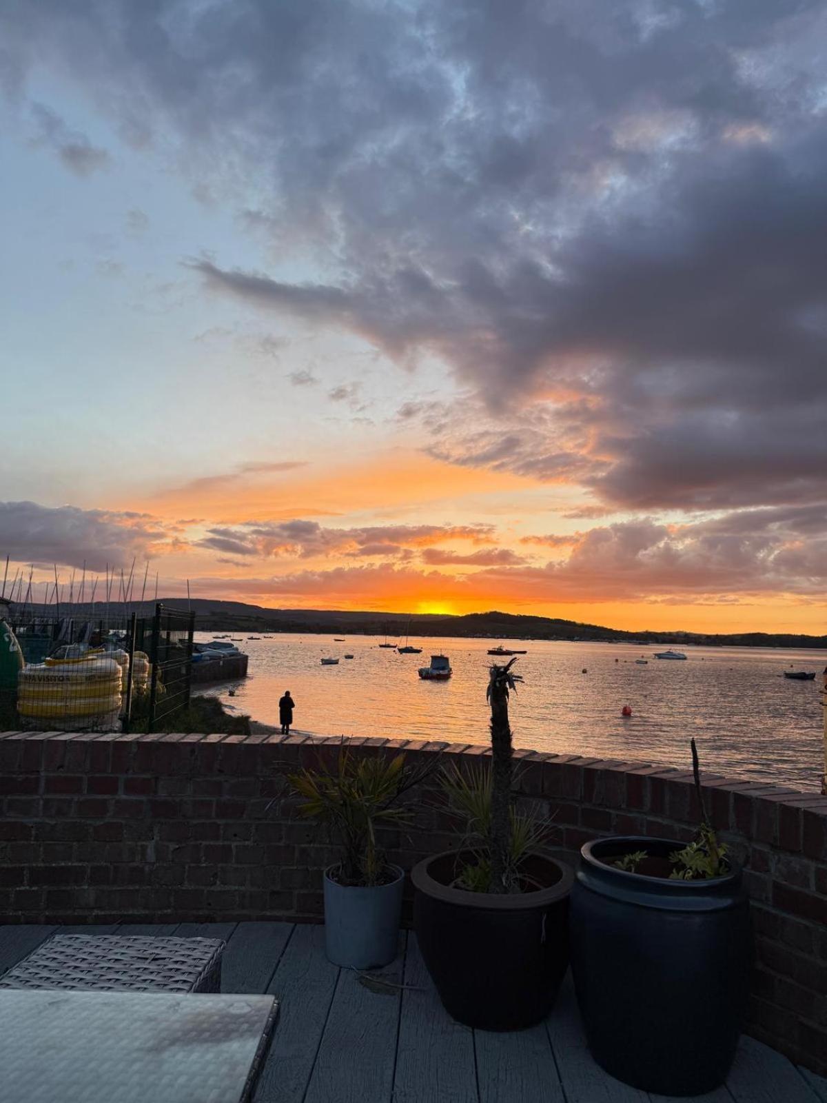 Luxury Beachfront Cockles-sea View-private Parking For 2 Cars-sleeps 10 *
