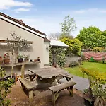 Spacious 4 Bed House In Fabulous Seaside Town