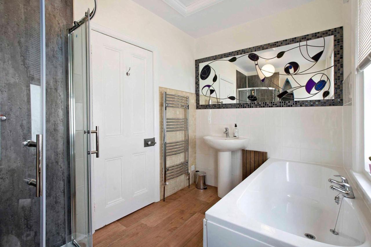 Spacious 4 Bed House In Fabulous Seaside Town *