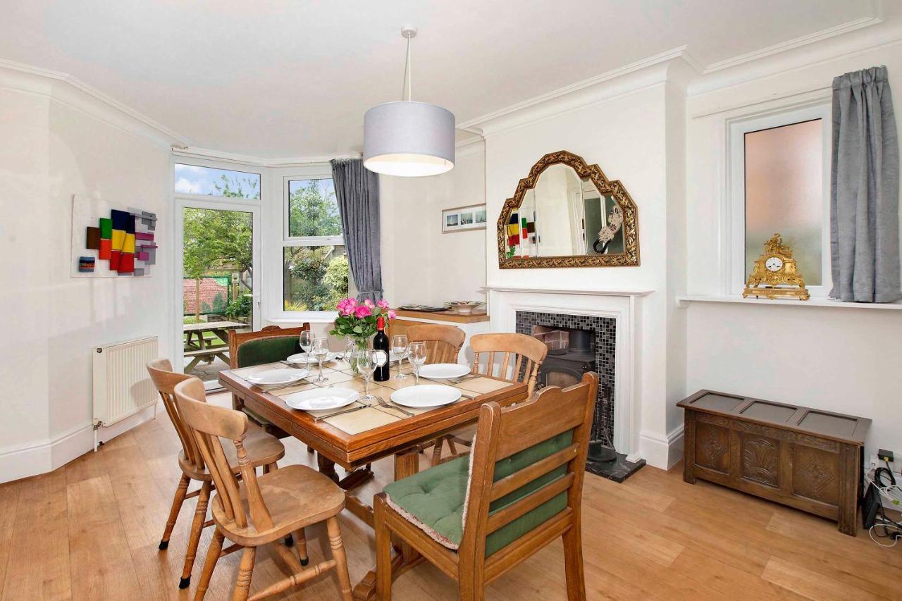 Spacious 4 Bed House In Fabulous Seaside Town