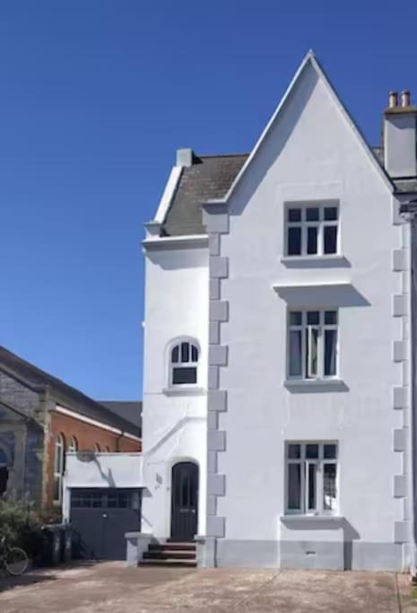 Huge 5 Bed Grade Ii Listed In Heart Of Town Holiday home