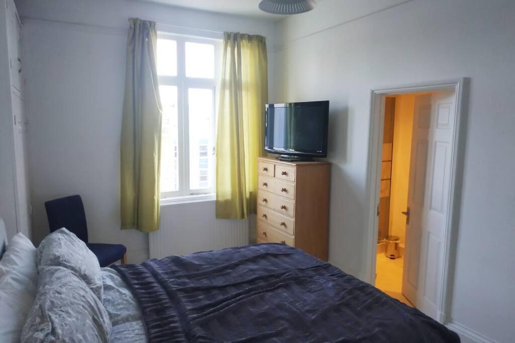Holiday home Huge 5 Bed Grade Ii Listed In Heart Of Town