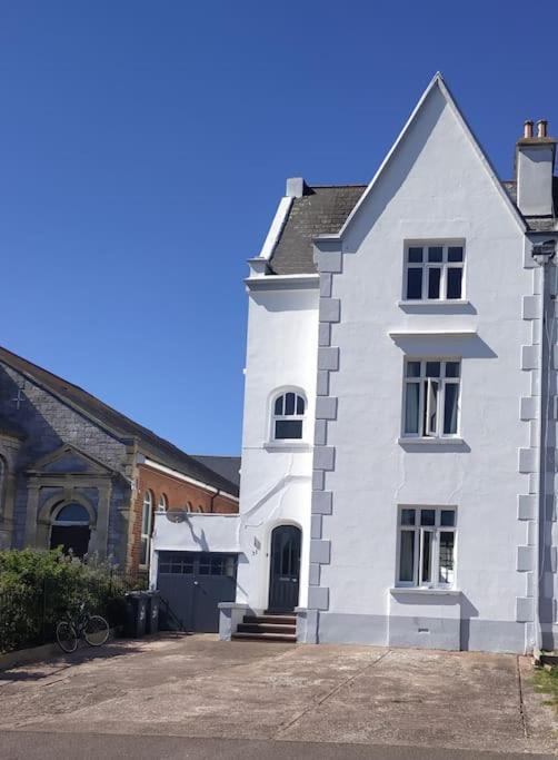Huge 5 Bed Grade Ii Listed In Heart Of Town Holiday home *