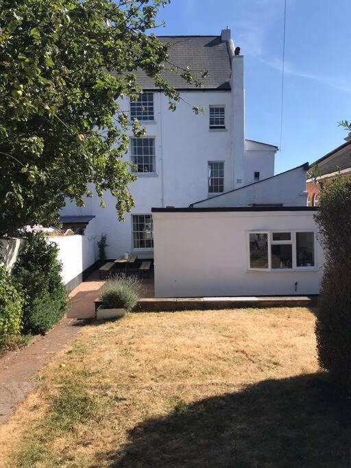 Huge 5 Bed Grade Ii Listed In Heart Of Town Holiday home