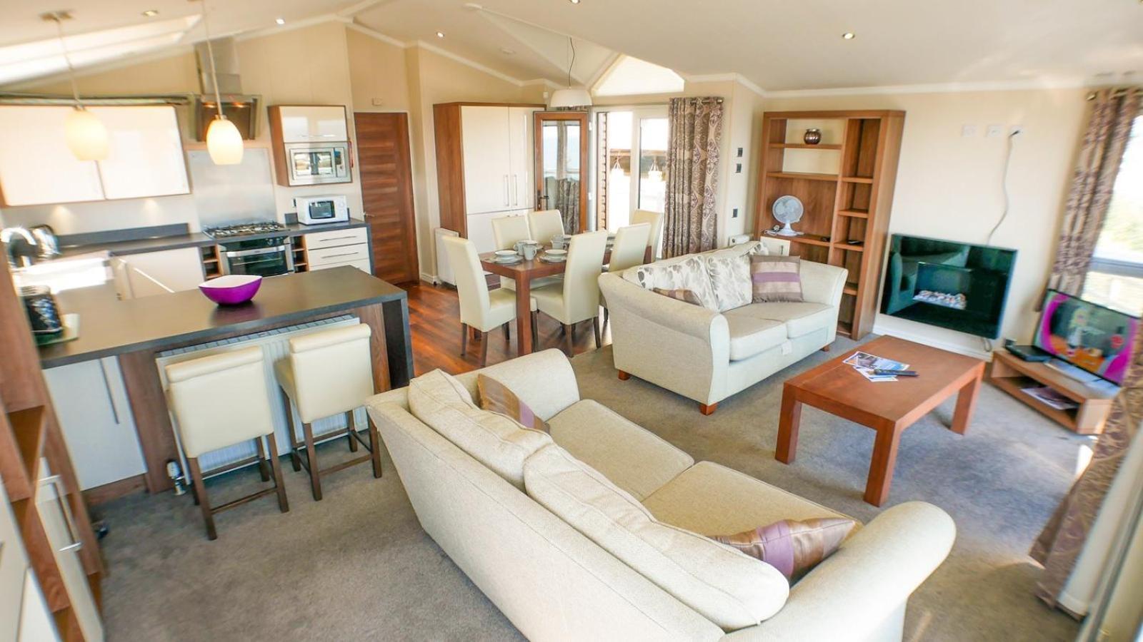 3 Bed 2 Bathroom Super Lodge! Sea Views! Campsite *